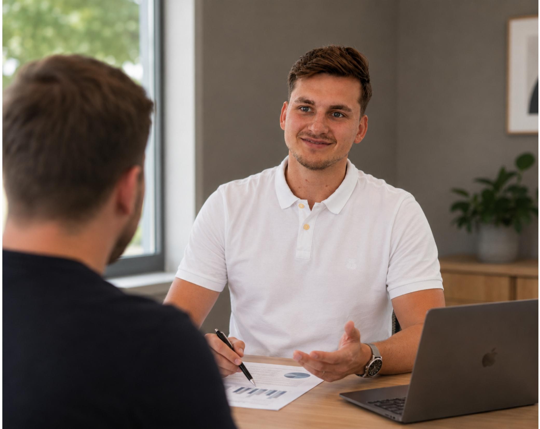 Niklas Schöffler in a client consultation
